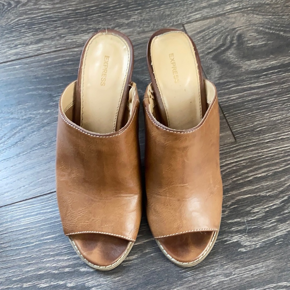Caramel leather open toe mule